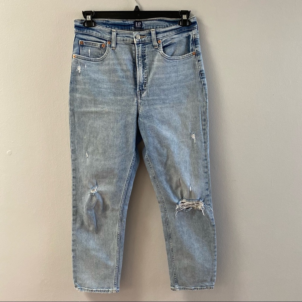 DISTRESSED CIGARETTE CUT JEANS